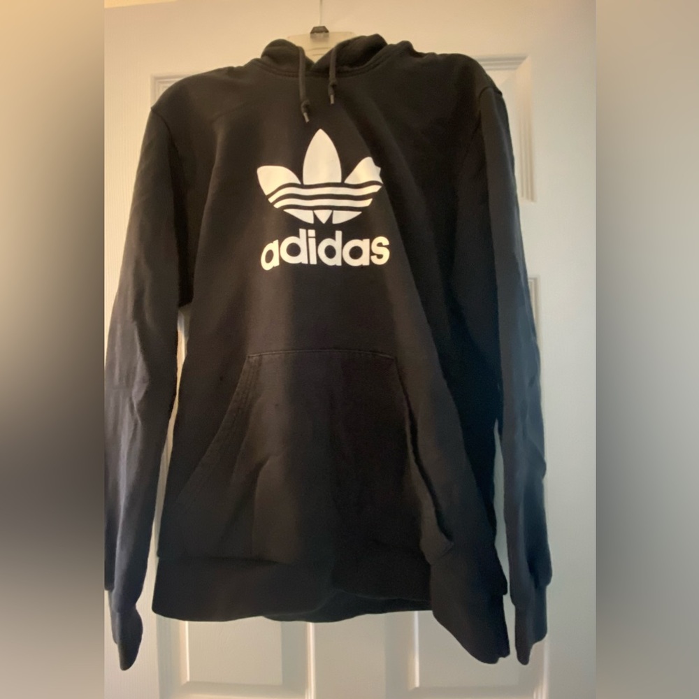 MENS MEDIUM BLACK ADIDAS PULLOVER SWEATSHIRT.